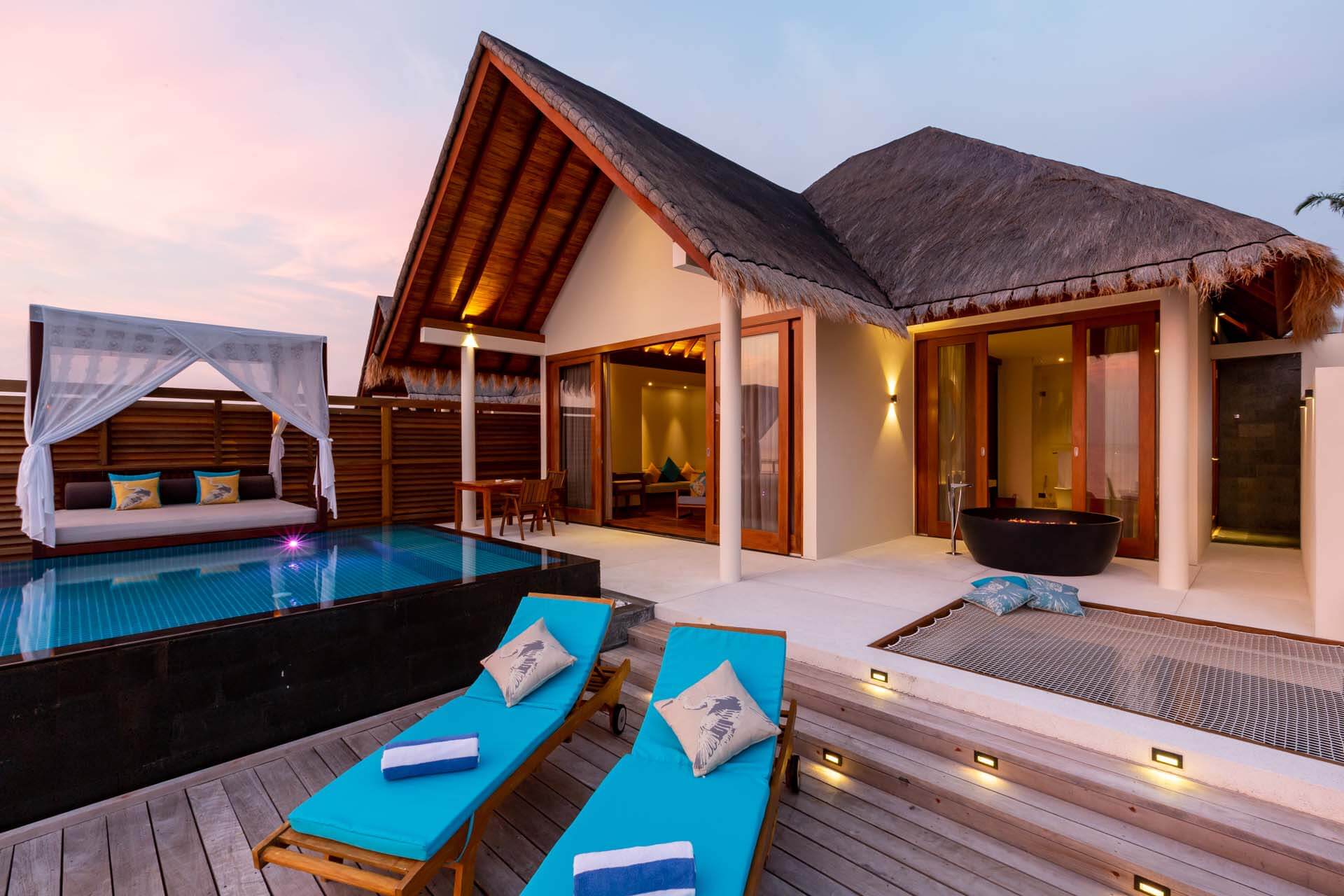 furaveri maldivi - bazen in ležalniki na terasi